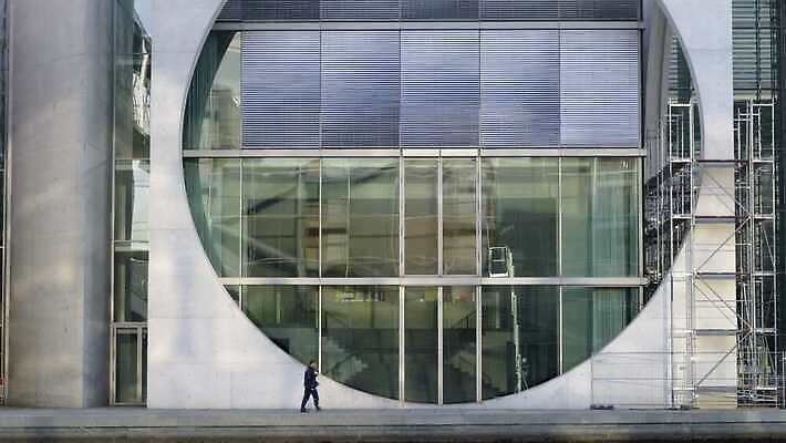 유럽 여행 건축양식 창문 유리 하늘 주택 독일 사람없음 건물 물 파란색 강 도시풍경 반사 도시 원형 정사각형 지역 베를린 국회 랜드마크 정부 정치 4K MOV 해외동영상 클립영상 자연요소 도형 건축물 건축 나라 컬러 재질 풍경 동영상 파일형식