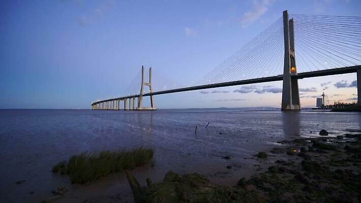유럽 도로 바다 여행 건축양식 교통시설 자동차 하늘 거리 풍경 사람없음 야외 건물 물 파란색 강 도시풍경 반사 일출 항구 일몰 도시 포르투갈 구름다리 랜드마크 리스본 4K MOV 해외동영상 클립영상 자연요소 건축물 건축 나라 길 육상교통 컬러 교통 노을 다리_건축물 시설 동영상 파일형식