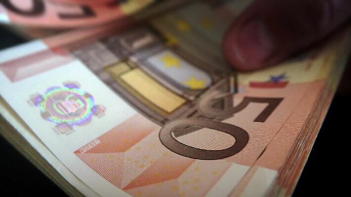 직업 손 남자 종이 백그라운드 지폐 돈 비즈니스 성공 관리 사람 정장 사람없음 금융 사무실 검은색 어둠 거래 저축 유로 잡기 악단 업무 비즈니스맨 계산 시장 재산 닫기 구매 주기 투자 만들기 결제 계산서 월급 빚 마피아 부정부패 세금 카운트 4K MP4 해외동영상 클립영상 옷 음악 컬러 컨셉 모션 신체부위 경제 쇼핑 작업 직장인 동영상 파일형식