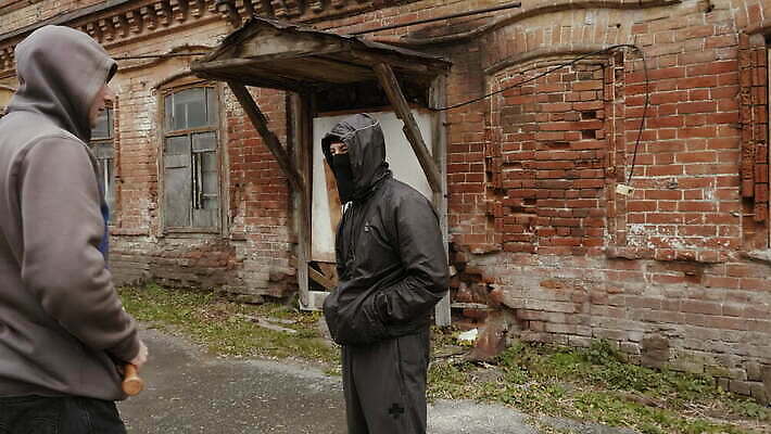 남자 감정 무기 2 거리 함께함 가면 사람 야외 두명 건물 검은색 힘 주먹 분노 도시 폭력 범죄 위험 공격 충돌 싸움 박쥐 깡패 나쁜 공격적 4K 락다운 MOV 해외동영상 클립영상 건축물 컬러 컨셉 포유류 모션 사회이슈 동영상 파일형식