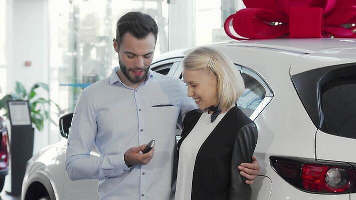 백인 라이프스타일 남자 행복 산업 비즈니스 가족 교통시설 자동차 남편 새로움 사람 성인 두명 금융 판매 상점 거래 아내 선택 구매 고객 계약 긍정 딜러 소매 주인 보험 모터 대여 자동 4K MOV 해외동영상 클립영상 서양인 감정 육상교통 교통 컨셉 관계 생활 경제 쇼핑 시설 동영상 파일형식