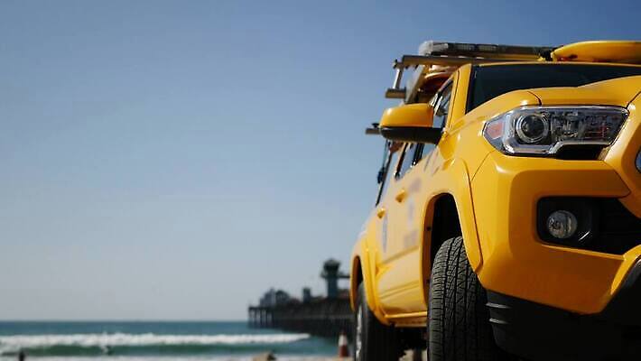 파도 바다 상징 여행 자동차 조류 하늘 리조트 휴가 사람없음 물 여름 뷰티 노란색 맑음 미국 꿈 분위기 구출 캘리포니아 태평양 짐차 로스앤젤레스 순찰 안전요원 자동 4K 오션사이드 산타모니카 MP4 해외동영상 클립영상 자연요소 동물 계절 육상교통 컬러 컨셉 북아메리카 날씨 도움 동영상 파일형식