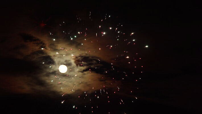 구름 기념일 행복 크리스마스 자연 하늘 표면 휴가 불꽃 기념 폭죽 불꽃놀이 풍경 이벤트 사람없음 빛 컬러풀 파티 우주 축제 어둠 황혼 행성 보름달 달 축하 야간 저녁 신비 폭발 달빛 공상 천문학 빛망울 광 독립 독립기념일 4K MOV 해외동영상 클립영상 자연요소 교육 감정 컬러 컨셉 놀이 불 일몰 생태계 동영상 파일형식