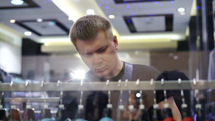 백인 라이프스타일 응시 옷 남자 크리스마스 비즈니스 창문 한명 서기 사람 성인 쇼핑 유행 세일 상점 관찰 고급 선택 구매 쇼핑몰 고객 진열장 소매 매각 부티크 쇼퍼홀릭 혼자 4K MOV 해외동영상 클립영상 서양인 1 시선 기념일 컨셉 모션 생활 동영상 파일형식