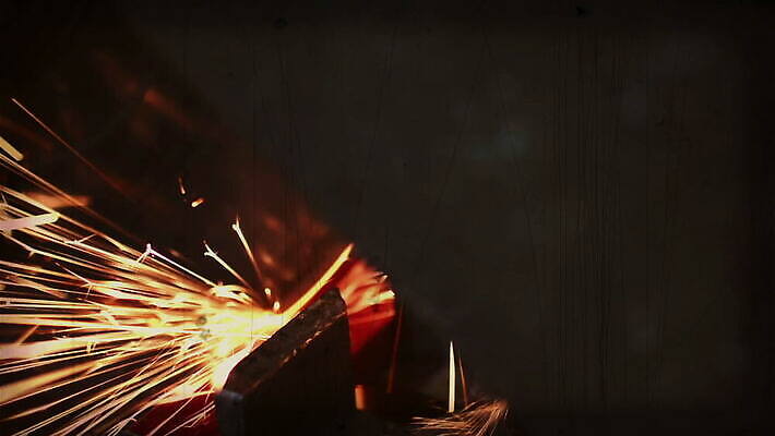 산업 벤치 부분 공장 불꽃 집게 사람없음 빛 금속 기계 장비 공구 잡기 디스크 업무 바퀴 원형 칼날 제조 자르기 철 묘사 속도 회전 날카로움 그라인더 갈기 정비공 공학 턱 되감기 조작 철강 톱질 MOV 해외동영상 클립영상 도형 교육 의자 공업 모션 재질 불 도구 작업 기술자 질병 동영상 커피용품 파일형식