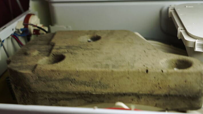 가사 부분 모션 놀이 사람없음 내부 금속 기계 손상 운전 덮개 벨트 흰색 원형 수리 씻기 빨래 진동 서비스 속도 눈금 드럼 세탁기 엔진 정비공 동영상 모터 깨짐 돌리기 베어링 철강 MOV 해외동영상 클립영상 도형 잡화 컬러 컨셉 재질 타악기 청결 가전제품 뚜껑 기술자 파일형식