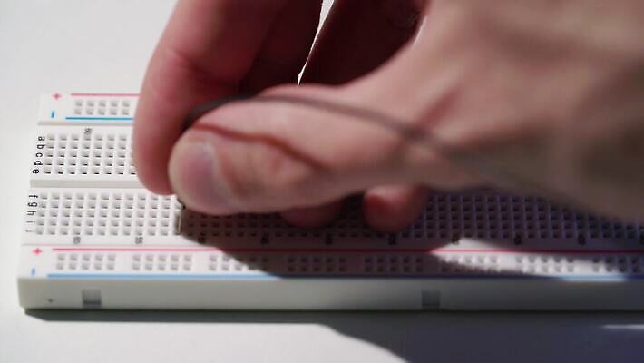 학생 교육 산업 빵 과학 백그라운드 사람없음 전자제품 컴퓨터 디지털 장비 흰색 엔지니어 실험실 플라스틱 순환 전자 공학 DIY 조립 개발 고립 미니 프로그래머 프로그래밍 프로젝트 하드웨어 4K MOV 해외동영상 클립영상 직업 음식 컬러 모션 재질 실험 취미 작업 기술자 동영상 파일형식