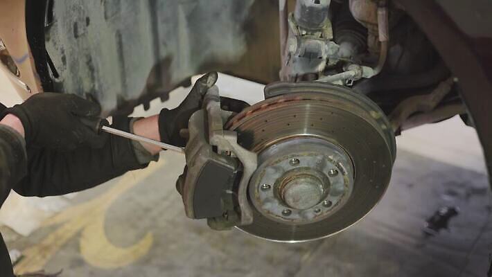 직업 무기 스포츠 자동차 새로움 한명 안전 빛 금속 공연 바퀴 원형 변화 가장자리 수리 정지 은색 브레이크 서비스 타이어 볼트 시스템 잭 점검 유지 패드 교체 단절 자동 제어 철강 캘리퍼스 4K MOV 해외동영상 클립영상 도형 1 육상교통 컬러 컨셉 모션 재질 사람 이벤트 공구 둘레 동영상 파일형식