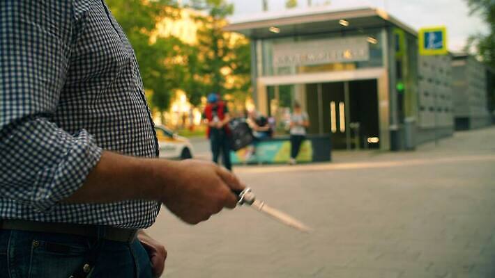 백인 남자 무기 얼굴 한명 사람 힘 분노 잡기 도시 폭력 범죄 칼 닫기 전철 역 위험 공격 무서움 충돌 위협 싸움 나쁜 압력 폭행 호러 4K MOV 해외동영상 클립영상 서양인 1 감정 육상교통 컨셉 교통시설 모션 대중교통 신체부위 사회이슈 공포 동영상 파일형식