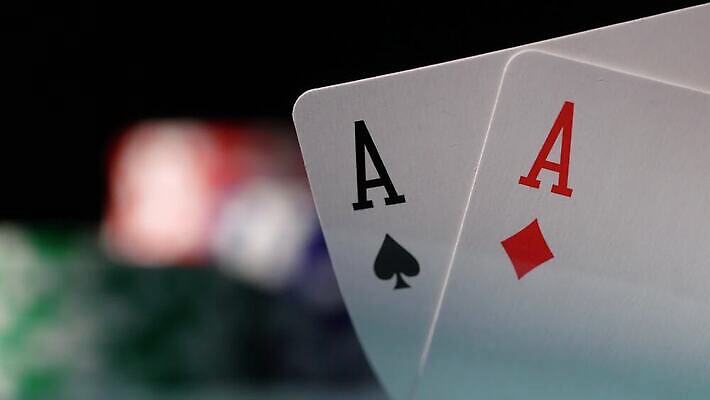 손 스포츠 백그라운드 돈 2 놀이 탁자 성공 사람없음 초록색 쌓기 경쟁 게임 잡기 우승 쌍 신용카드 행운 재산 도박 위험 심볼 카지노 클럽 기회 딜러 포커 보여주기 중독 라스베가스 에이스 잭팟 텍사스 플레이어 필승 4K MOV 해외동영상 클립영상 컬러 가구 컨셉 모션 신체부위 금융 미국 최고 트럼프 동영상 파일형식