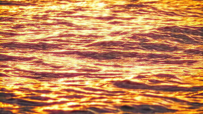 물결 바다 컬러 여행 백그라운드 오렌지 자연 표면 아침 휴가 사람없음 야외 빨간색 물 빛 반짝임 햇빛 태양 반사 평화 일출 맑음 고요 일몰 광선 만 황금 저녁 공상 수평선 4K 깜빡이다 MOV 해외동영상 슬로모션 클립영상 주간 자연요소 컨셉 과일 모션 날씨 촬영기법 노을 야간 생태계 동영상 파일형식