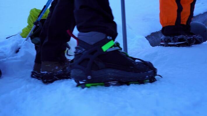 나무 계절 스포츠 백그라운드 신발 겨울 발 자연 날씨 산 부츠 사람없음 야외 냉동 얼음 검은색 고요 산책 등산 장비 황무지 빙하 서리 오르기 고립 삼림지대 설피 카자흐스탄 4K 알마티 MP4 해외동영상 클립영상 자연요소 식물 아시아 컬러 모션 휴식 신체부위 트래킹 숲 생태계 동영상 파일형식