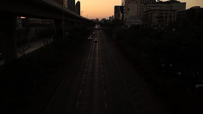 라이프스타일 공공시설 아시아 여행 건축양식 교통시설 모션 태국 거리 사람없음 야외 건물 하이앵글 도시풍경 어둠 황혼 도시 고가도로 고속도로 도심 저녁 바쁨 시티라이프 대도시 스카이라인 통근 HD MP4 해외동영상 클립영상 건축물 건축 나라 도로 뷰포인트 교통 풍경 생활 일몰 야간 시설 출근 동영상 파일형식