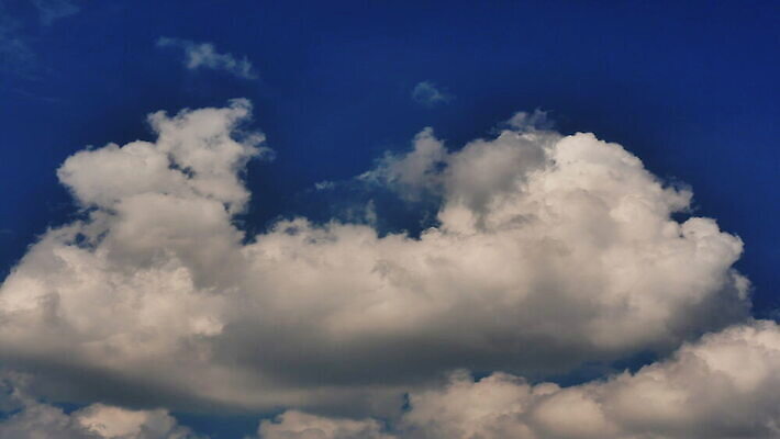 구름 컬러 백그라운드 자연 하늘 날씨 풍경 사람없음 야외 가로 여름 파란색 빛 햇빛 태양 우주 환경 흰색 전원 분위기 장면 천국 솜털 스카이라인 내추럴 오존 적란운 천창 유일 4K 타임랩스 MOV 해외동영상 클립영상 자연요소 계절 컨셉 촬영기법 전기에너지 생태계 동영상 파일형식 구름_자연