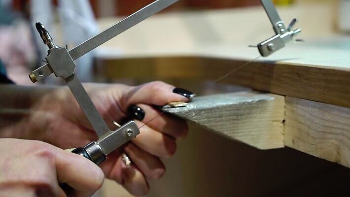 백인 직업 손 디자인 산업 장신구 공장 불 노동자 기술 관리 창조 빛 금속 장비 공구 반지 잡기 업무 작업실 황금 고급 수리 제조 은색 상품 보석 만들기 다이아몬드 고정 닦기 판화 공예가 백금 MOV 해외동영상 클립영상 자연요소 서양인 컬러 컨셉 공업 모션 재질 미술 신체부위 도구 작업 광석 동영상 파일형식