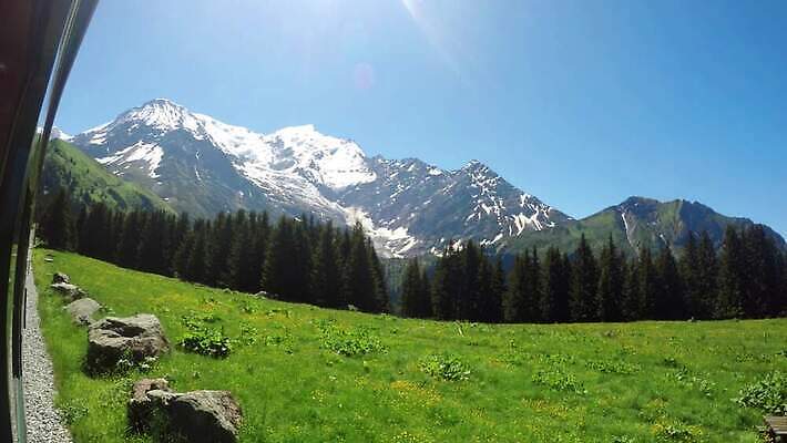 나무 여행 포즈 교통시설 자동차 자연 하늘 휴가 산 파노라마 사람없음 야외 건물 빨간색 파란색 태양 기찻길 기차 프랑스 수확 흰색 소나무 역 숲 빙하 전차 리프트 마차 샤모니 절정 눈내림 1인칭시점 4K MP4 해외동영상 클립영상 자연요소 식물 건축물 시선 유럽 육상교통 교통수단 컬러 교통 농업 대중교통 눈_날씨 촬영기법 시설 생태계 동영상 파일형식