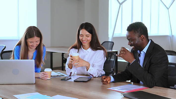 백인 직업 라이프스타일 여자 커피 회사 사업가 통신 직장 웃음 사람 앉기 세명 30대 컴퓨터 사무실 검은색 업무 작업 종업원 직원 즐거움 서비스 기회 성별 점심식사 단절 마케팅 4K MOV 해외동영상 클립영상 서양인 감정 음료 컬러 비즈니스 모션 표정 생활 장년 전자제품 식사 동영상 파일형식