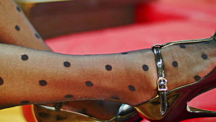 백인 모델 라이프스타일 여자 컬러 백그라운드 신발 신체 놀이 양말 주택 사람 성인 사람없음 내부 섹시 유행 방 흰색 그물 화려 우아함 누드 날씬함 피부 스타킹 란제리 양발 집착 타이즈 팬티스타킹 스타일 4K MOV 해외동영상 클립영상 서양인 옷 컨셉 건물 생활 신체부위 속옷 몸매 동영상 파일형식