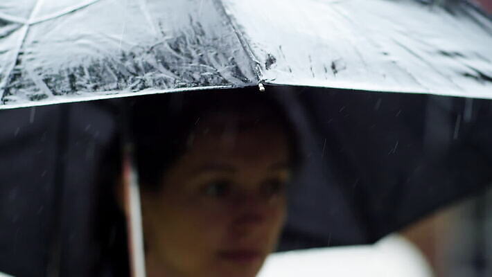 백인 모델 여자 감정 백그라운드 컨셉 우산 자연 하늘 날씨 한명 사람 성인 야외 물 여름 파란색 강 유행 검은색 슬픔 가을 도시 투명 고독 야간 아래 중독 블러 섬광 우울감 우울증 화면전환 MOV 해외동영상 클립영상 자연요소 서양인 1 계절 컬러 질병 방향 생태계 위치 동영상 파일형식