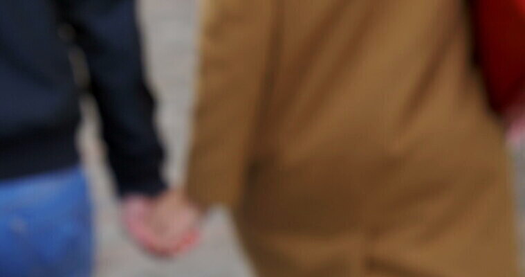 백인 손 커플 여자 남자 꽃 행복 감정 꽃다발 2 데이트 거리 주택 말하기 대화 미소 사람 성인 야외 건물 산책 만남 흰색 도시 쌍 날짜 보행자 다발 약속 타운 에스토니아 옛날 4K MOV 해외동영상 클립영상 서양인 식물 건축물 유럽 컬러 컨셉 관계 모션 휴식 표정 신체부위 동영상 파일형식