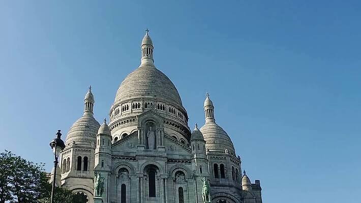 유럽 기독교 종교 문화 여행 백그라운드 십자가 건축양식 하늘 휴가 사람없음 건물 파란색 성당 교회 계단 프랑스 흰색 도시 사찰 영혼 역사 심볼 언덕 신성 천연기념물 프랑스어 랜드마크 바실리카 수도권 숭배 파리(프랑스) MP4 해외동영상 클립영상 문자 건축물 건축 나라 컬러 종교건축 지역 동영상 파일형식