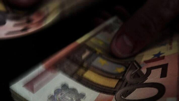 직업 손 남자 종이 백그라운드 지폐 돈 비즈니스 성공 관리 사람 정장 사람없음 금융 사무실 검은색 어둠 거래 저축 유로 잡기 악단 업무 비즈니스맨 계산 시장 재산 구매 주기 투자 만들기 결제 계산서 월급 빚 마피아 부정부패 세금 카운트 4K MP4 해외동영상 클립영상 옷 음악 컬러 컨셉 모션 신체부위 경제 쇼핑 작업 직장인 동영상 파일형식