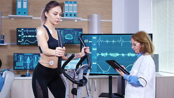 직업 과학 건강 병원 여러명 운동복 컴퓨터 달리기 운동 약 건강관리 스크린 모니터 장비 에너지 체험 센터 실험실 연습 측정 시설 하이테크 격려 달리기선수 4K MOV 해외동영상 클립영상 옷 감정 다수 컨셉 의학 모션 기술 실험 관리 사람 전자제품 육상선수 동영상 파일형식