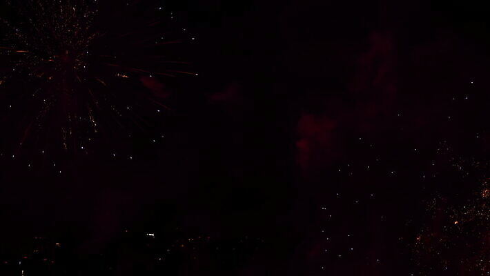 기념일 여행 백그라운드 하늘 불 휴가 불꽃 기념 폭죽 불꽃놀이 이벤트 사람없음 빨간색 물 빛 강 컬러풀 파티 축제 기쁨 축하 도시 야간 저녁 쇼 경례 스카이라인 광 크리스마스이브 4K MOV 해외동영상 클립영상 자연요소 감정 컬러 컨셉 크리스마스 놀이 인사 동영상 파일형식