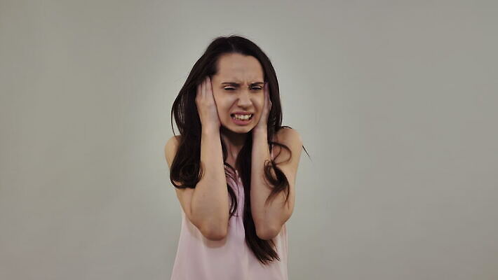 백인 라이프스타일 긴머리 여자 백그라운드 실내 한명 사람 20대 성인 뷰티 소리 짜증 수수께끼 울음 시끄러움 소름 밀레니얼 4K MOV 해외동영상 클립영상 서양인 1 헤어스타일 감정 표정 청년 내부 생활 경제 동영상 파일형식