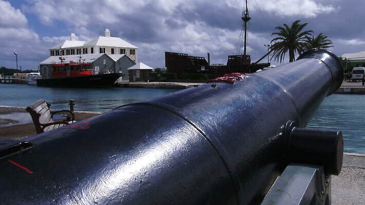 해외 바다 섬 여행 건축양식 자연 휴가 영국 협상 풍경 사람없음 건물 여름 여행객 침묵 최고 만 보트 역사 산호초 조선소 박물관 함선 영토 해군 타운 대포 대서양 다도해 랜드마크 식민지 이국적 파라다이스 4K MOV 해외동영상 클립영상 건축물 계절 건축 유럽 산업 무기 배_교통 비즈니스 군대 사람 소리 도시 수중식물 생태계 동영상 파일형식