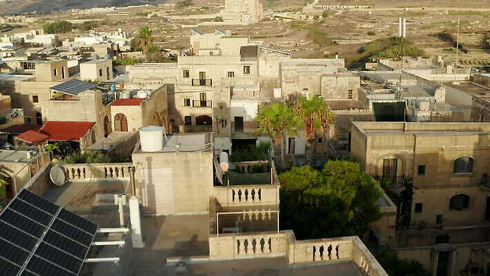 외관 유럽 여행 건축양식 거리 사람없음 야외 건물 도시풍경 갈색 마을 도시 지중해 정사각형 타운 랜드마크 몰타섬 옛날 조감도 코로나바이러스 비어있는 4K 락다운 설정숏 MOV 해외동영상 클립영상 도형 건축물 건축 나라 바다 컬러 섬 촬영기법 풍경 바이러스 몰타 동영상 파일형식