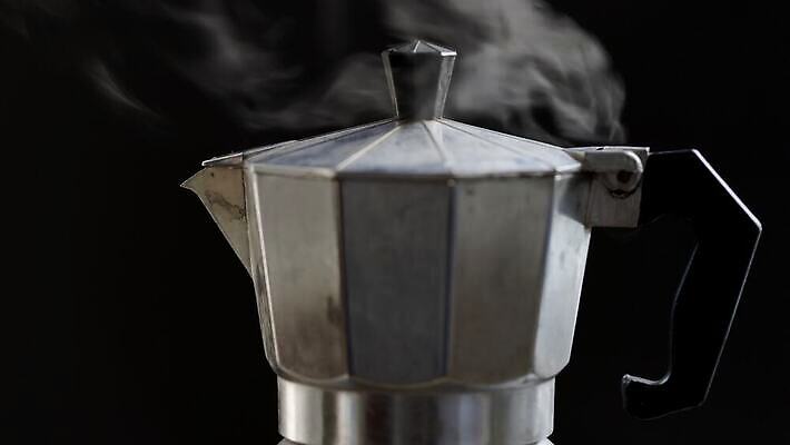 전통 커피 음료 백그라운드 아침 사람없음 갈색 주방 검은색 어둠 기계 이탈리아 카페 머그컵 뜨거움 클래식 닫기 연기 아침식사 냄비 수증기 아로마 카푸치노 에스프레소 단절 4K MOV 해외동영상 클립영상 주간 유럽 컬러 컨셉 모션 컵 상점 식사 솥 동영상 파일형식