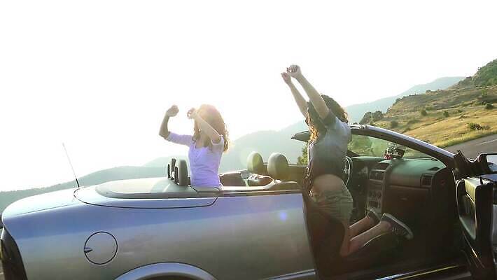 라이프스타일 커플 여자 행복 도로 여행 자동차 휴가 갈색머리 미소 사람 사람없음 야외 여름 친구 햇빛 태양 파티 일몰 기쁨 꿈 운전 운전사 고급 오픈카 자동 4K MP4 해외동영상 클립영상 자연요소 직업 헤어스타일 계절 감정 길 육상교통 컨셉 관계 교통시설 모션 승용차 표정 이벤트 생활 노을 동영상 파일형식