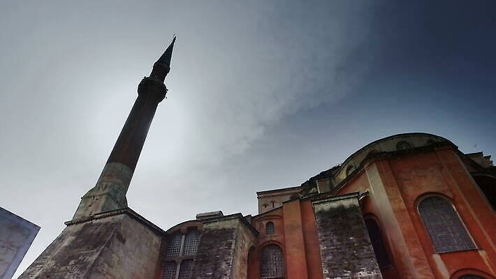 디자인 외관 유럽 아시아 종교 문화 여행 건축양식 이스탄불 사람없음 야외 건물 파란색 반사 성당 교회 황혼 기도 중세 역사 이슬람교 분수 모스크 신성 동쪽 칠면조 랜드마크 바실리카 비잔틴 숭배 옛날 콘스탄티노플 4K MOV 튀르키예 해외동영상 클립영상 건축물 건축 나라 컬러 종교건축 조류 일몰 방향 동영상 제국 파일형식