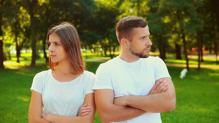 나무 백인 라이프스타일 커플 공원 여자 남자 스포츠 티셔츠 2 관계 자연 거리 함께함 건강 사랑 미소 웃음 사람 풍경 야외 두명 초록색 친구 조깅 운동 우정 분노 흰색 상처 공격 연습 마라톤 4K MOV 해외동영상 클립영상 서양인 식물 공공시설 감정 컬러 컨셉 셔츠 모션 표정 경기 생활 육상스포츠 생태계 동영상 파일형식