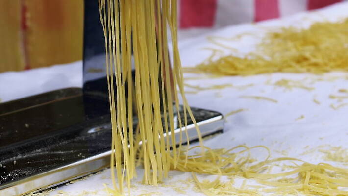 손 여자 줄 음식 빵 탁자 추상 주택 건조 파스타 건강 스파게티 관리 사람 사람없음 햇빛 노란색 기계 이탈리아 면 업무 수프 자르기 시리얼 국수 반죽 만들기 밀가루 라비올리 라자냐 마카로니 이스트 특별함 핸드메이드 토르텔리니 4K MOV 해외동영상 클립영상 유럽 컬러 가구 컨셉 무늬 모션 서양음식 건물 신체부위 태양 면류 작업 이탈리아음식 가루 동영상 파스타면 파일형식