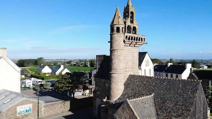 구름 전통 유럽 종교 벽 여행 십자가 건축양식 자연 하늘 안테나 풍경 사람없음 건물 초록색 여름 도시풍경 성당 교회 탑 맑음 프랑스 시골 도시 성 중세 역사 성자 그림 정사각형 타운 프랑스어 랜드마크 옛날 4K MP4 해외동영상 클립영상 자연요소 도형 문자 건축물 계절 건축 나라 컬러 통신 종교건축 날씨 생태계 동영상 파일형식