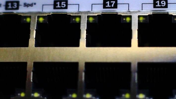 선 컨셉 인터넷 비즈니스 통신 부분 기술 사람없음 파란색 컴퓨터 디지털 자료 장비 정보 그물 네트워크 센터 플러그 전기에너지 연결 접속 속도 전자 철사 시스템 포트 스위치 랜 서버 신발장 인터페이스 네트워킹 MOV 해외동영상 클립영상 컬러 전자제품 에너지 동영상 파일형식