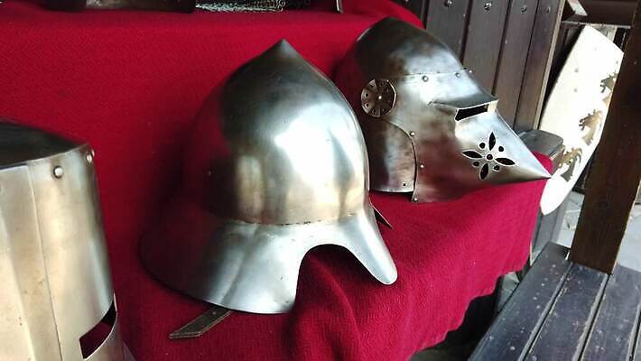 여행 휴가 사람 풍경 사람없음 야외 여행객 바위 도시 성 중세 역사 재산 칼 헬멧 천연기념물 갑옷 옛날 4K MOV 해외동영상 클립영상 건축물 금융 돌_바위 보호장비 동영상 파일형식