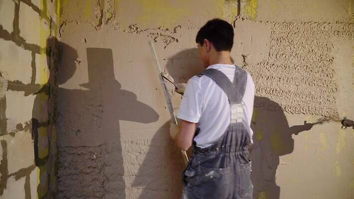 직업 산업 벽 표면 노동자 아파트 주택 돌담 내부 두명 건물 기계 방 장비 덮개 재산 끝 수리 믹서 시멘트 스프레이 분무기 부활 펌프 개발 건축업자 계약자 마무리 미장 석고 섞기 자동 콘크리트 4K MOV 해외동영상 클립영상 건축물 건축 사람 금융 담장 뚜껑 돌_바위 계약 동영상 파일형식