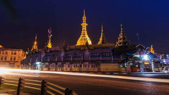 아시아 종교 도로 여행 교통시설 모션 자동차 하늘 거리 사람없음 건물 빛 도시풍경 탑 새벽 도시 사찰 황금 야간 큼 신성 타운 첨탑 랜드마크 미얀마 방법 버마 사리탑 4K 타임랩스 MOV 해외동영상 클립영상 자연요소 건축물 나라 길 육상교통 교통 종교건축 촬영기법 풍경 크기 시설 동영상 파일형식