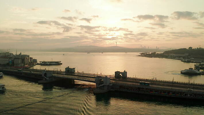 유럽 여행 건축양식 하늘 이스탄불 안테나 사람없음 건물 도시풍경 일출 탑 도시 보트 역사 전차 칠면조 항공촬영 드론 보스포루스 조감도 4K 설정숏 MOV 튀르키예 해외동영상 클립영상 건축물 건축 나라 아시아 육상교통 뷰포인트 배_교통 통신 조류 대중교통 촬영기법 풍경 노을 동영상 파일형식