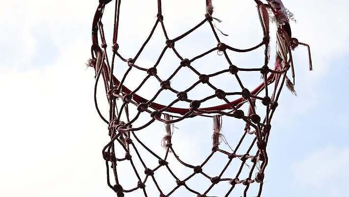 라이프스타일 스포츠 로우앵글 공 놀이 하늘 성공 농구 사람없음 야외 파란색 바구니 게임 흰색 그물 던지기 가장자리 발사 아래 테두리 슛 점수 골 때리기 튕기기 MOV 해외동영상 슬로모션 클립영상 뷰포인트 컬러 컨셉 모션 촬영기법 생활 구기 둘레 방향 위치 동영상 파일형식