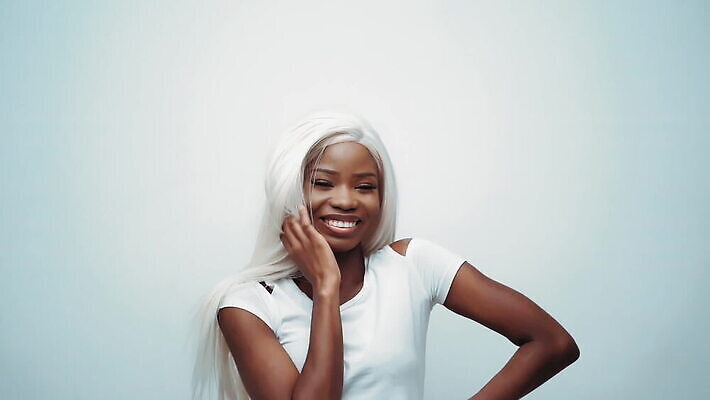 백인 모델 헤어스타일 손 배너 드레스 포즈 흑인 비즈니스 바닥 실내 파노라마 한명 앉기 뷰티 숫자 유행 모임 덮개 흰색 고급 잡지 누드 발사 디자이너 미녀 흰배경 경영자 상업 예술가 스타일리스트 헤딩 스타일 MOV 해외동영상 클립영상 서양인 직업 문자 1 옷 컬러 백그라운드 컨셉 모션 촬영기법 사람 내부 신체부위 간행물 축구 뚜껑 미인 리더 동영상 파일형식