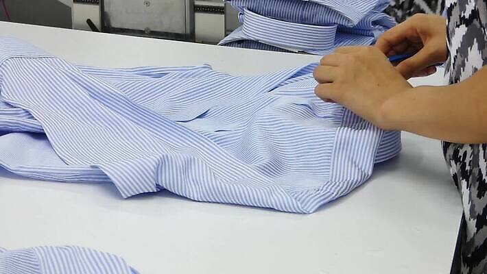 손 디자인 옷 여자 산업 셔츠 공장 노동자 유행 장비 공구 직물 업무 바늘 작업실 실 끝 제조 결과 바느질 자르기 천 묘사 확인 만들기 재단 재단사 방법 제어 조작 진짜 MP4 해외동영상 클립영상 직업 컨셉 상의 공업 모션 사람 신체부위 도구 작업 동영상 파일형식