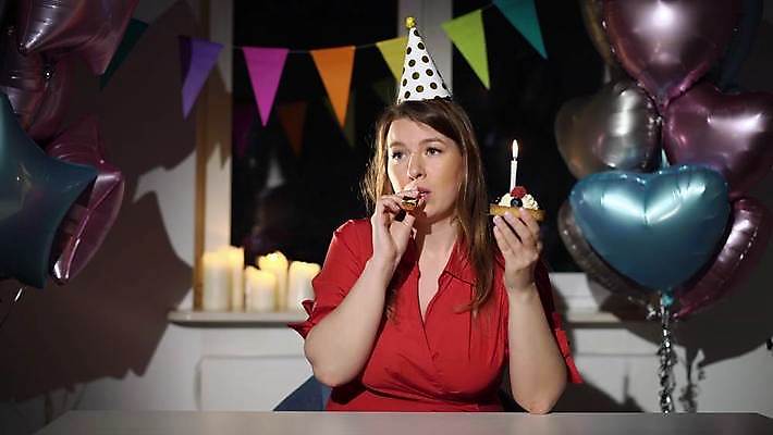 백인 모자 1 여자 기념일 탁자 휴가 아파트 주택 기념 한명 사람 성인 장식 컬러풀 파티 케이크 슬픔 축하 생일 기다림 좌절 고독 불기 호루라기 컵케이크 지루함 싱글 타격 혼자 4K MOV 해외동영상 클립영상 서양인 잡화 감정 컬러 가구 컨셉 모션 디저트 이벤트 건물 동영상 파일형식