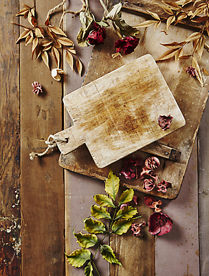 포토 JPG 낙엽 실내 사람없음 하이앵글 장미 가을 드라이플라워 나무도마 나무배경 국내포토 계절 꽃 뷰포인트 백그라운드 잎 도마 내부 목재 파일형식