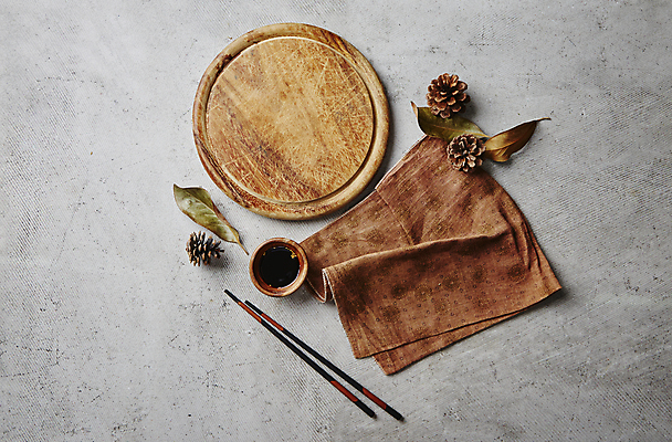 포토 JPG 젓가락 회색배경 나뭇잎 실내 사람없음 하이앵글 천 간장 솔방울 나무도마 국내포토 뷰포인트 백그라운드 잎 도마 수저 내부 목재 회색 직물 양념 파일형식