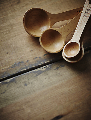 포토 JPG 실내 사람없음 목재 나뭇결 계량스푼 나무숟가락 비네팅 나무배경 국내포토 나무 백그라운드 재료 주방용품 촬영기법 내부 숟가락 파일형식
