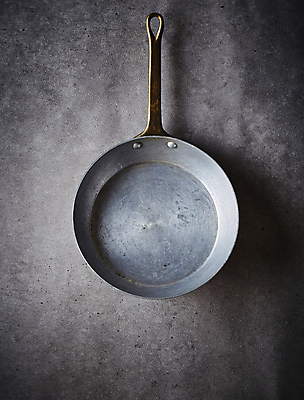 포토 JPG 회색배경 주방용품 실내 사람없음 하이앵글 프라이팬 스테인레스 국내포토 뷰포인트 생활용품 백그라운드 내부 회색 파일형식